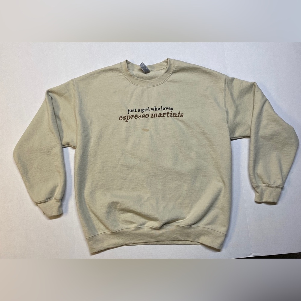 Gildan Cream Just A Girl Who Loves Espresso Martinis Womens Large Crewneck‎